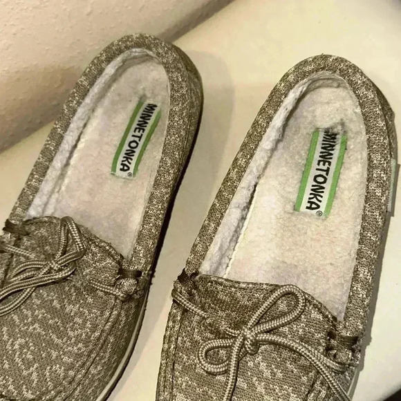 Minnetonka slippers size 8 - Picture 2 of 7